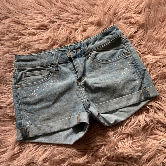 Cute Jean Shorts - Picture 2 of 6